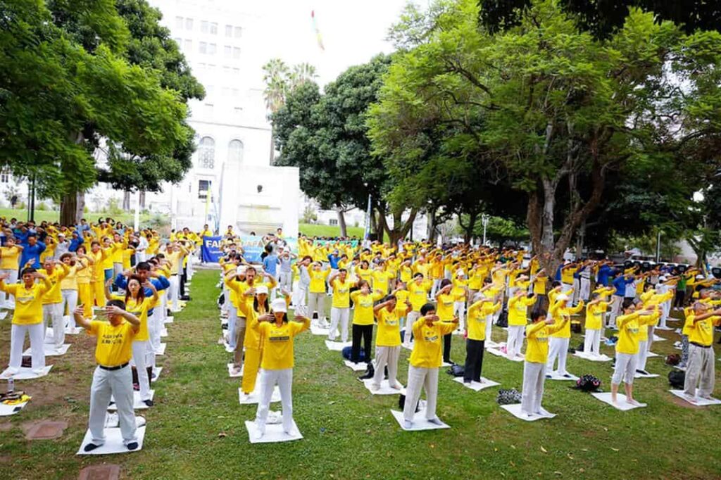 Taking morning exercises in groups at Grand Park and Pershing Square in Los Angeles (Photo: Minghui.org).