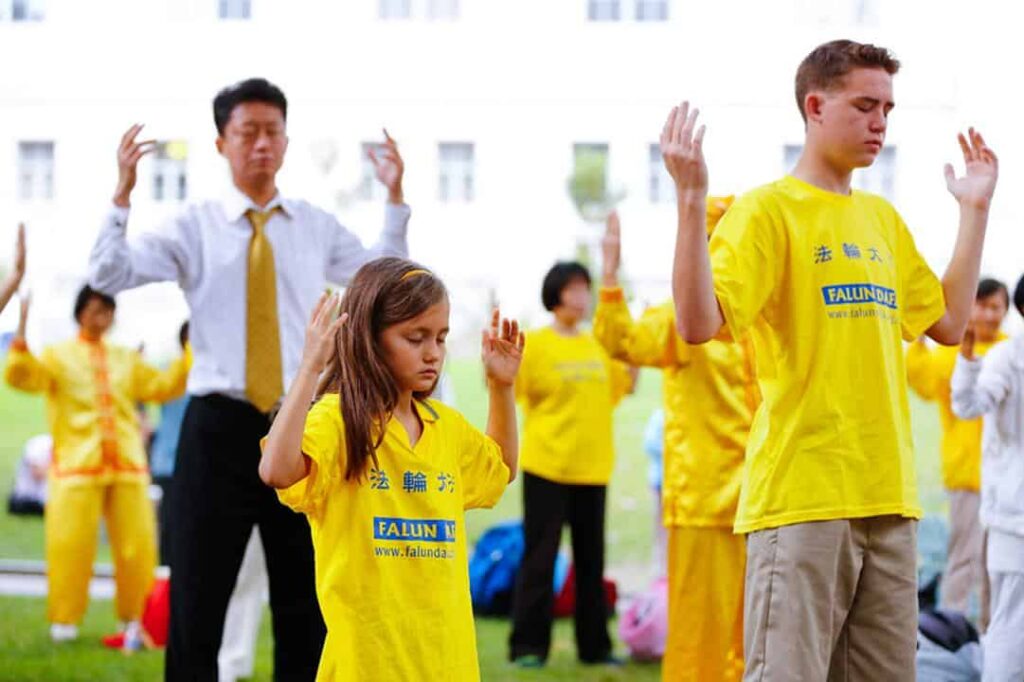 Whether you are young or old, a man or woman, novice or expert - Falun Gong is open to all (Photo: Minghui.org).