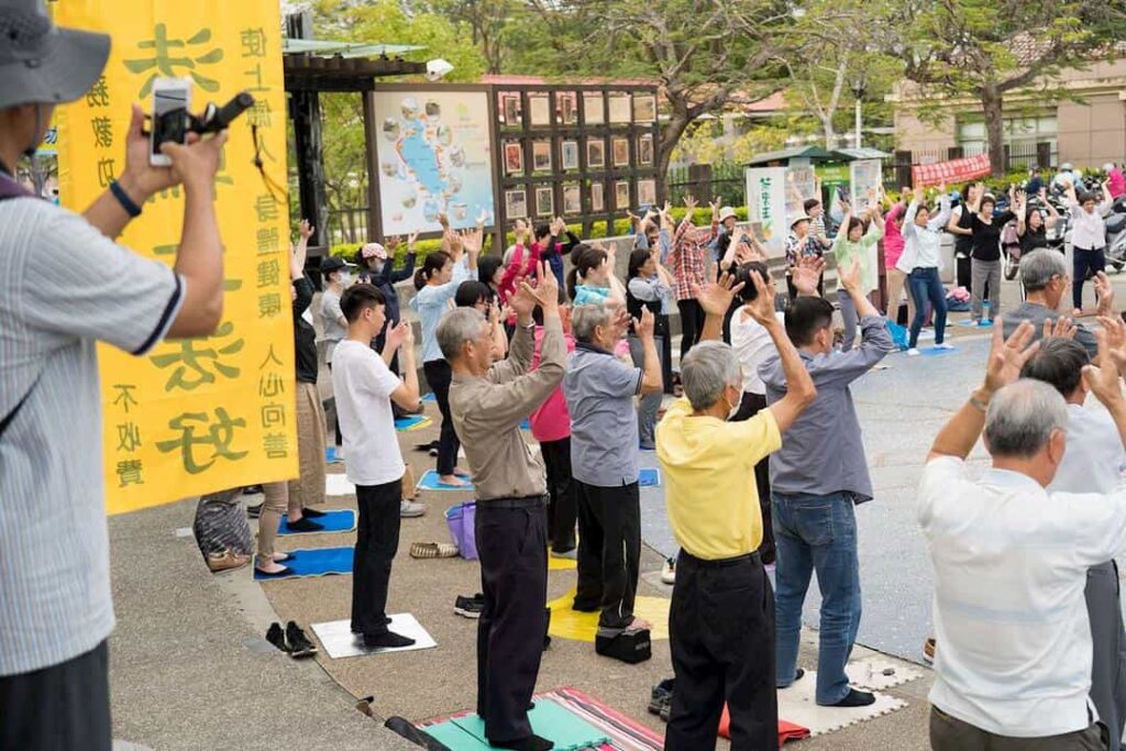 Giving demonstrations of the practice at several Kaohsiung City recreational hotspots (Photo: Minghui.org).