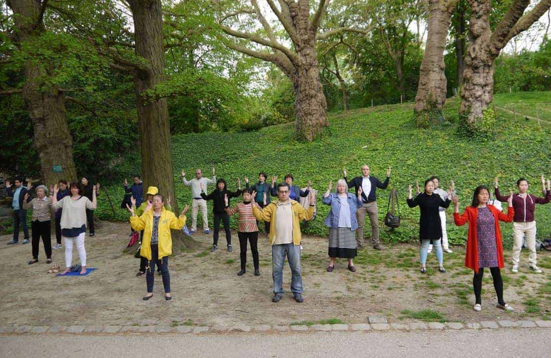 The exercise site in the Parc des Buttes-Chaumont in Paris, France (Photo: Minghui.org).