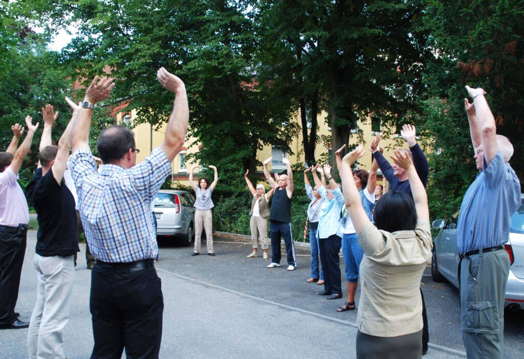 Learning the exercises in Hamburg, Germany (Photo: Minghui.org).