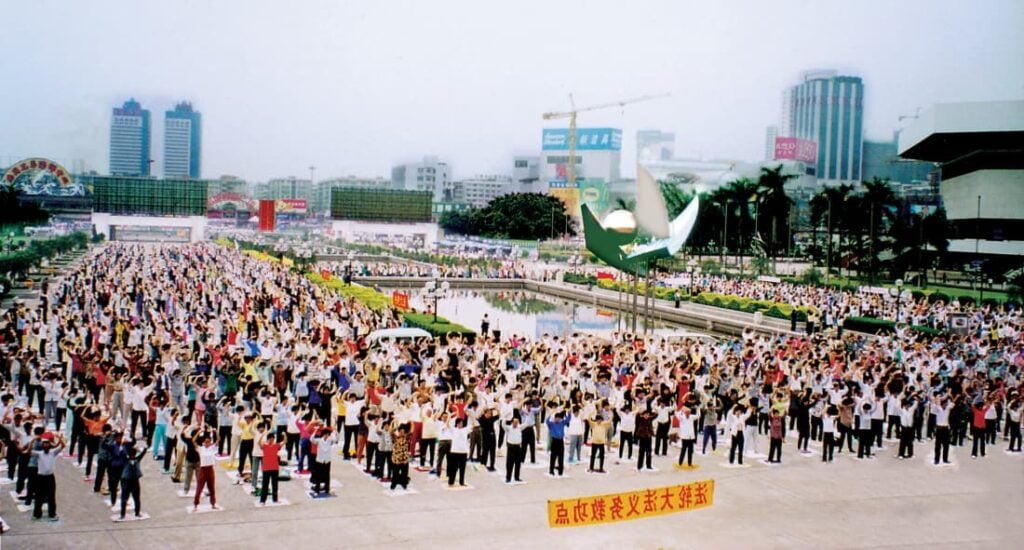 In 1998, an overwhelming number of citizens in Guangzhou, China, gathered to participate in the morning practice of Falun Gong - a reflection of just how popular it was before government persecution began (Photo: Faluninfo.net).