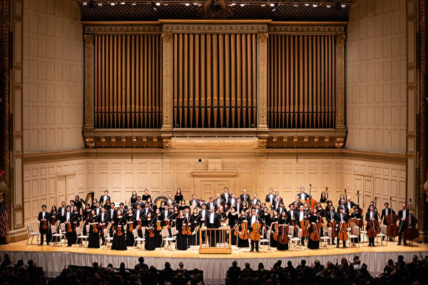 Experience the harmonious blend of Eastern and Western music like never before with a live orchestra performance (Photo: Shenyunperformingarts.org).