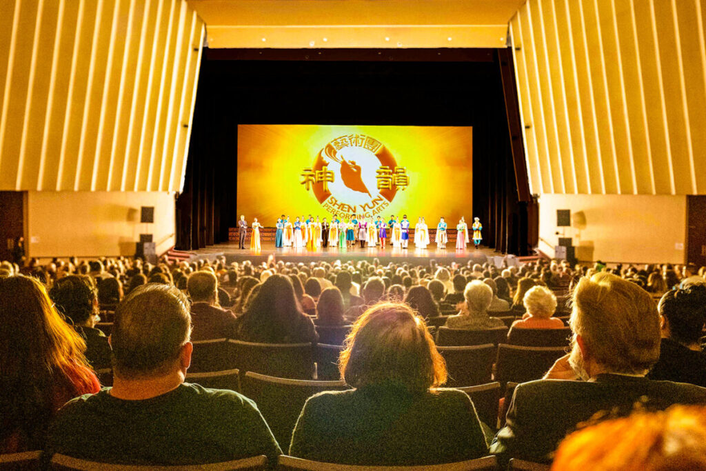 Shen Yun International Company curtain call at Fresno's William Saroyan Theatre (Photo: The Epoch Times).