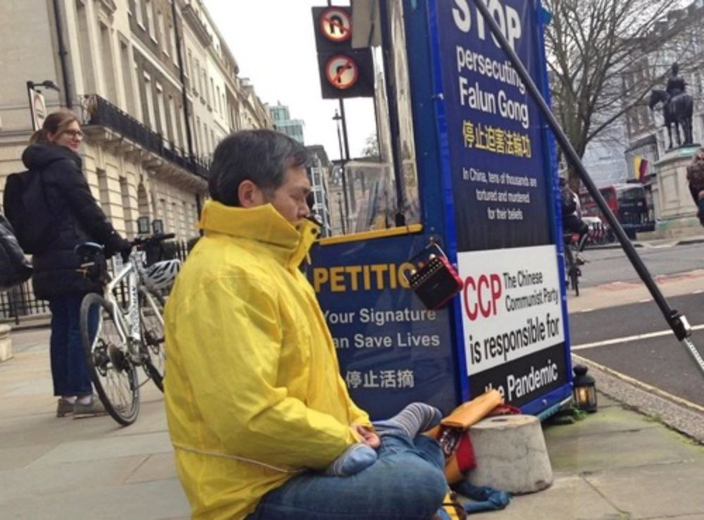 A Falun Gong practitioner is protesting at the Chinese Embassy in London (Minghui.org).