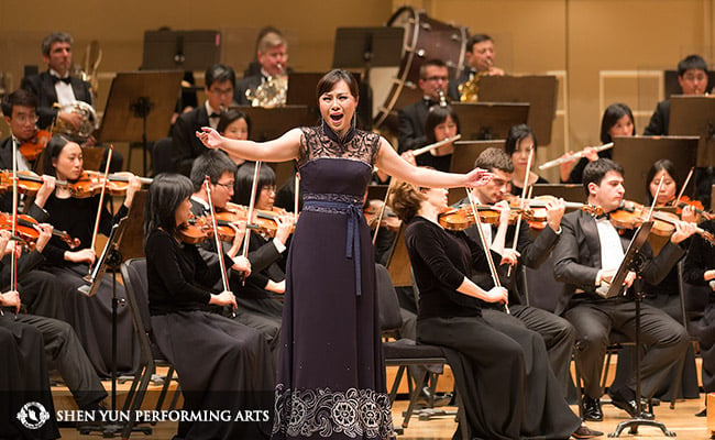 The photo of soprano Haolan Geng singing alongside the Shen Yun Symphony Orchestra in 2014 (Photo: Shenyunperformingarts.org).