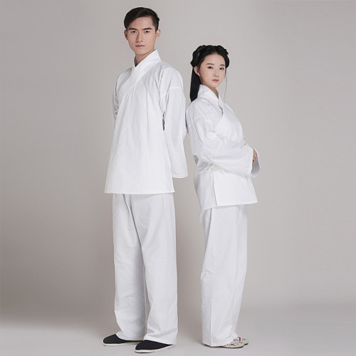 Middle clothes called Zhongyi (中衣), based on the Yichang design (Photo: ziseviolet)