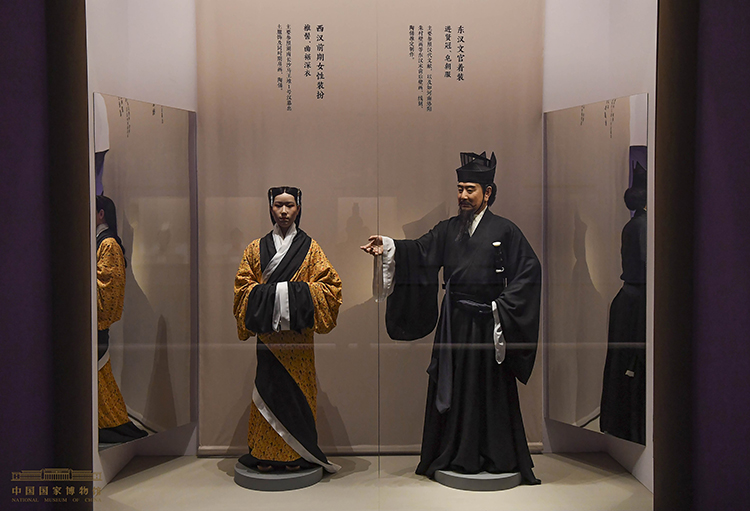 Reconstructions of garments from the Han dynasty. Women's attire from the Western Han period (Quju) and court robes for civil government officials from the Eastern Han period (Shenyi). Scholar-officials during the Han dynasty wore "Jinxian Guan" (进贤冠) headwear to denote their educational standing (photo: Biogra View).